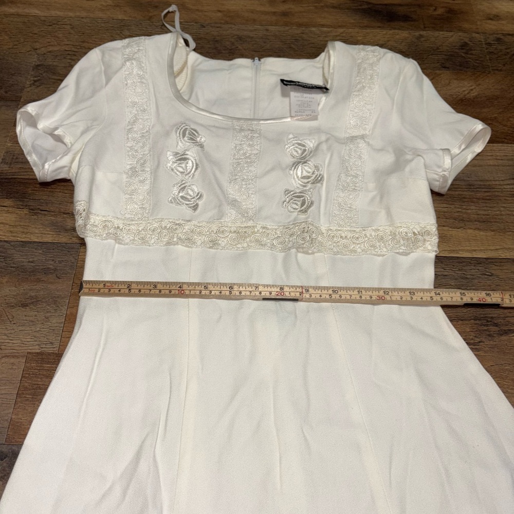 VTG Brioche California White Short Sleeve Dress w/ Rosette & Lace Trim - Picture 8 of 12